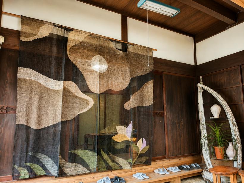 のれんの奥にお座敷がある古民家の店内