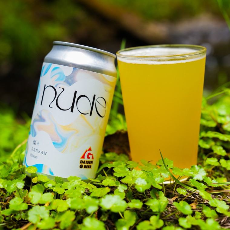 NUDE BEER 燦々 SANSAN ピルスナーの缶とグラス